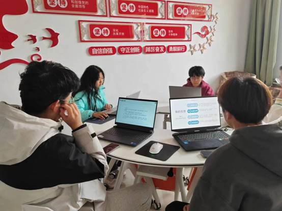 人在玩电脑中度可信度描述已自动生成