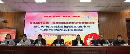 几个人在桌子边低可信度描述已自动生成