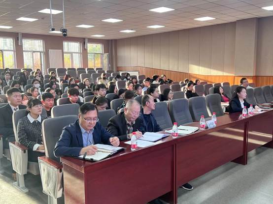 会议室里的人们描述已自动生成