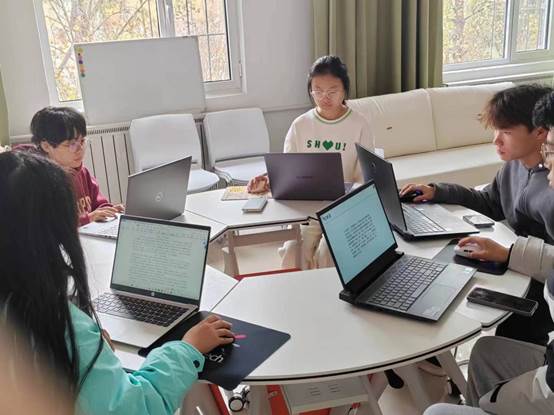 桌子上放着笔记本电脑的人们描述已自动生成