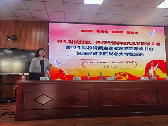 厨房里摆放着蓝色的海报中度可信度描述已自动生成