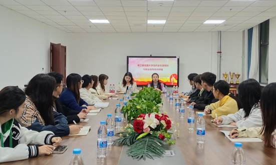 一群人在餐厅的桌子前中度可信度描述已自动生成