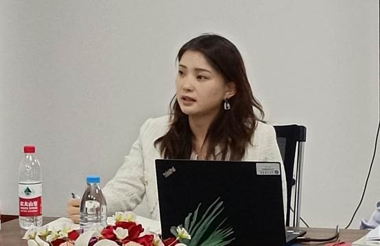 女人坐在桌子前中度可信度描述已自动生成