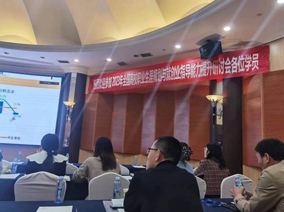 一群人在餐厅的飞机低可信度描述已自动生成