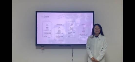 人站在电视前描述已自动生成