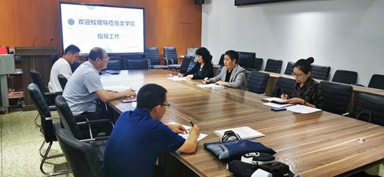 会议室里的人们描述已自动生成