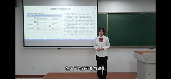 人站在电视前中度可信度描述已自动生成