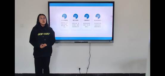 男人站在电视萤幕描述已自动生成